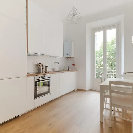 Stazione Luminoso Bilocale Con Balcone Lejlighed