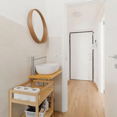 Stazione Luminoso Bilocale Con Balcone